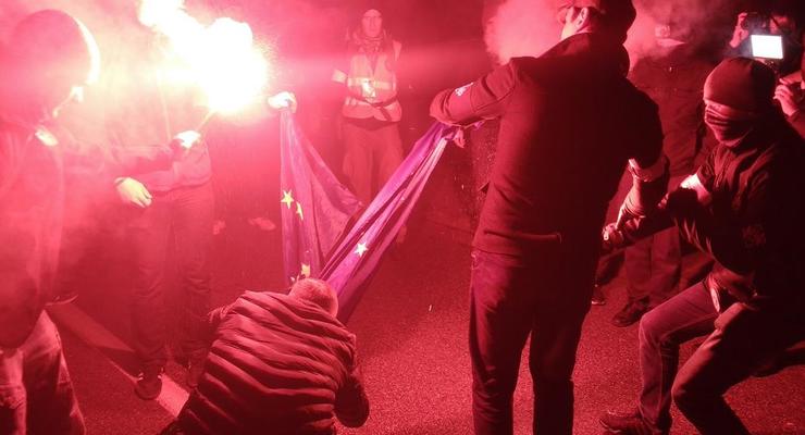 Полиция Варшавы ищет причастных к сожжению флага ЕС