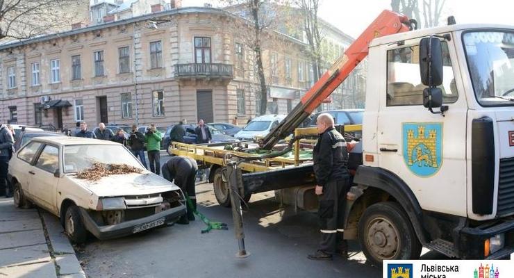 Во Львове начали эвакуацию автомобилей, которые блокируют движение