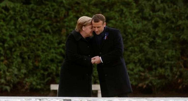 Меркель в Париже приняли за жену Макрона