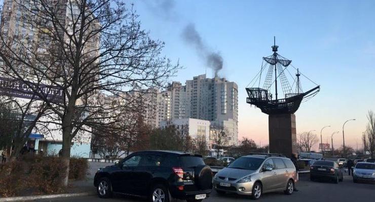 В Киеве на Оболони горит высотка, людей эвакуируют
