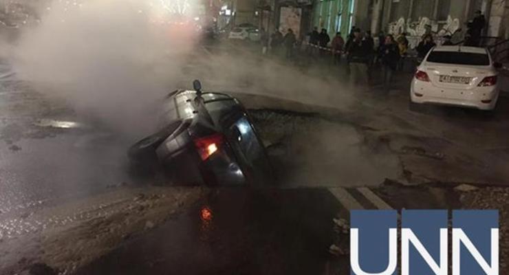 В центре Киеве восстановили движение транспорта после прорыва трубы