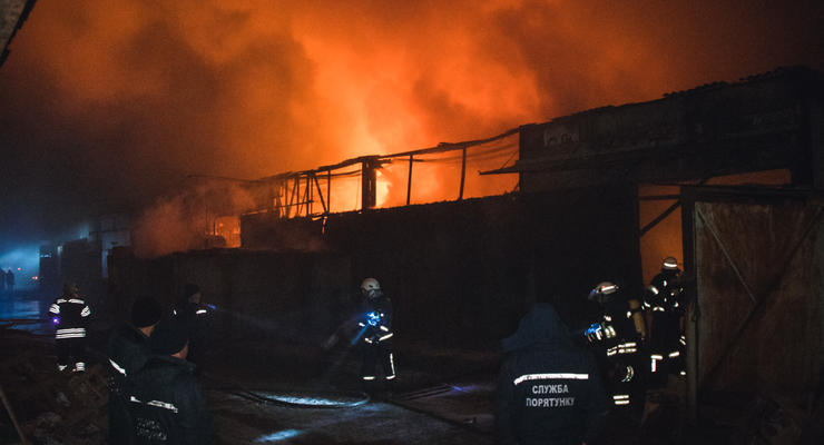 В Киеве ночью загорелись склады