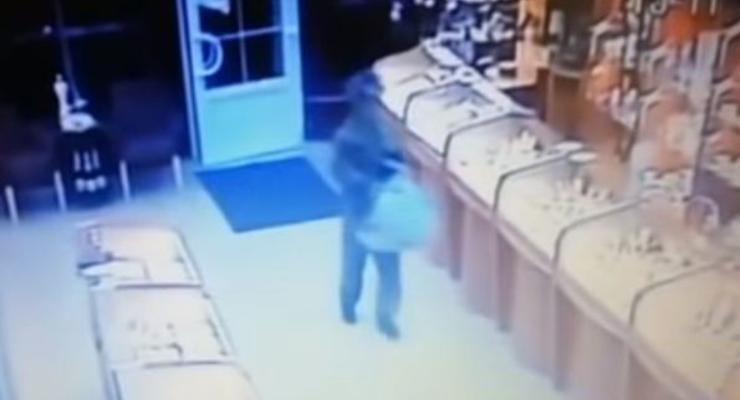 Появилось видео ограбления ювелирного магазина в Бахмуте