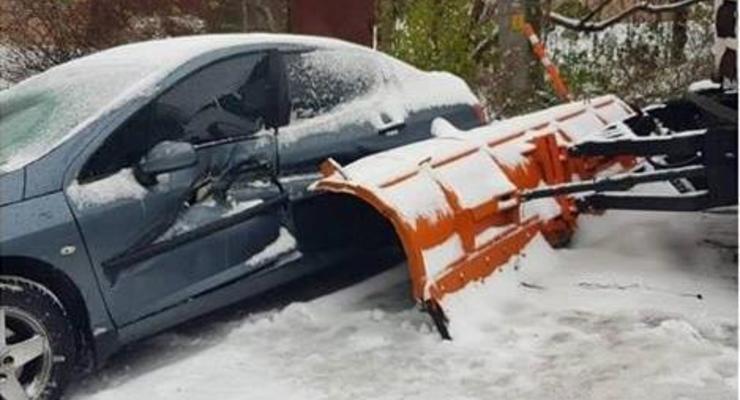 В Киеве снегоуборочный грузовик протаранил припаркованное авто
