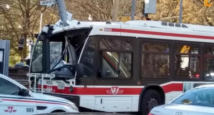 В Канаде 25 человек пострадали в ДТП с автобусом