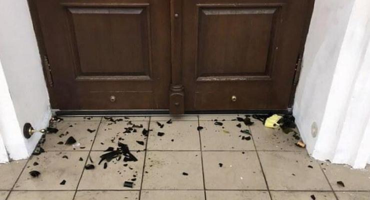 В Андреевскую церковь бросили "коктейль Молотова", пострадал священник