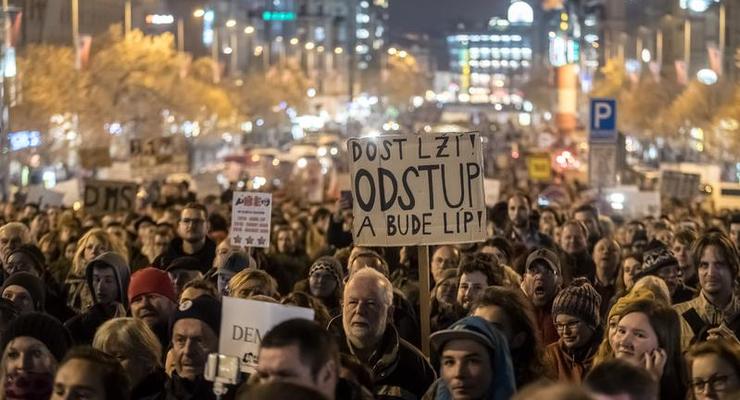 В Праге тысячи людей требуют отставки премьера