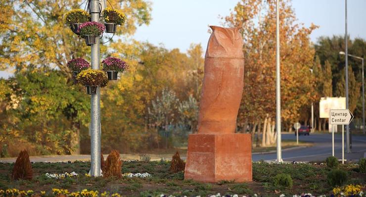 В Сербии установили памятник сове, но люди видят что-то другое