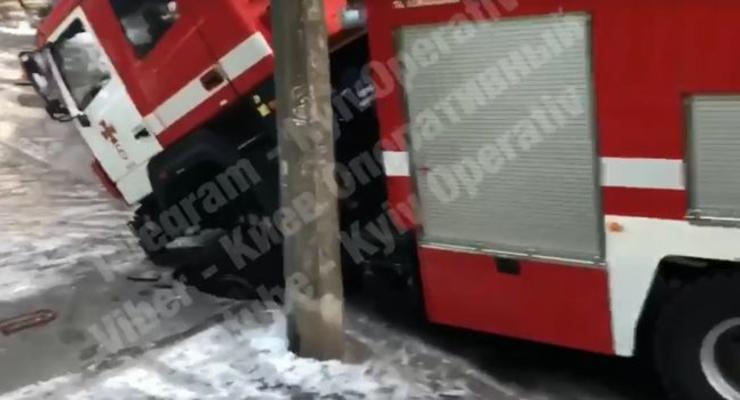 Не доехала: В Киеве пожарная машина провалилась под асфальт
