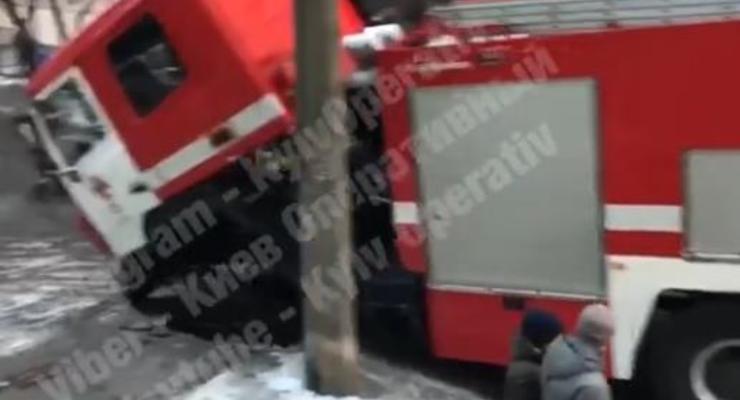 В Киеве пожарные провалились под асфальт