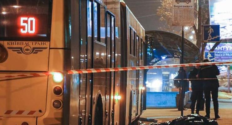 В Киеве троллейбус раздавил ремонтника