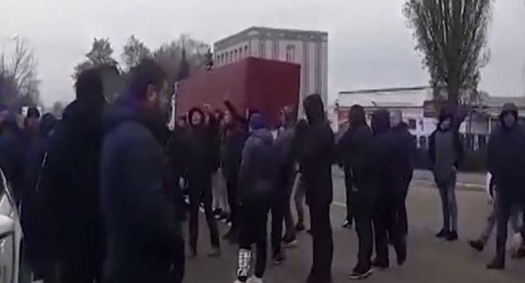 "Евробляхеры" блокировали таможню в Ровно: Произошла потасовка