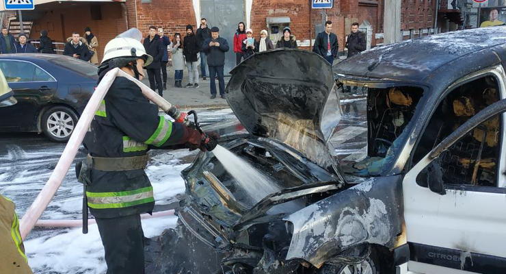 В центре Харькова на ходу загорелось авто