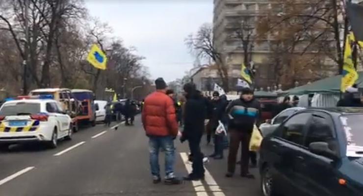 В Киеве "евробляхеры" заблокировали транспорт, под Раду пригнали сгоревшее авто