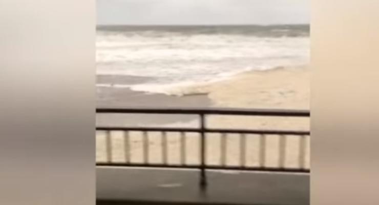 Шторм в Одессе: волны смыли пляж