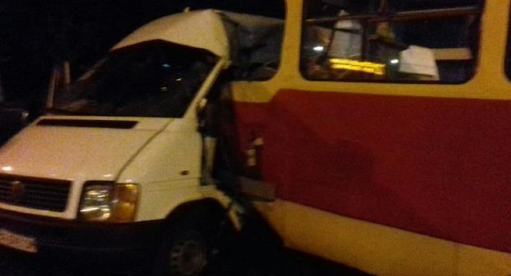 В Запорожье трамвай протаранил маршрутку, пять пострадавших