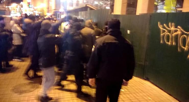 На Майдане из-за KFC произошла стычка между активистами и полицией
