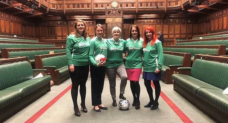 Британские депутаты получили выговор за игру в футбол в парламенте