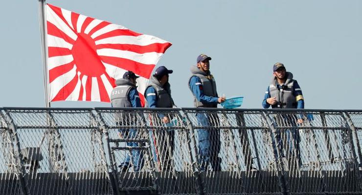 Японский военный корабль потерял часть боеприпасов