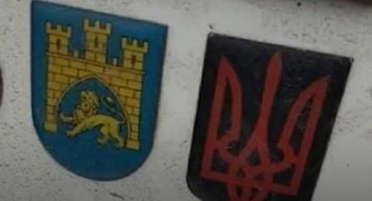 В Польше за наклейку с трезубцем на авто возбудили дело против украинца
