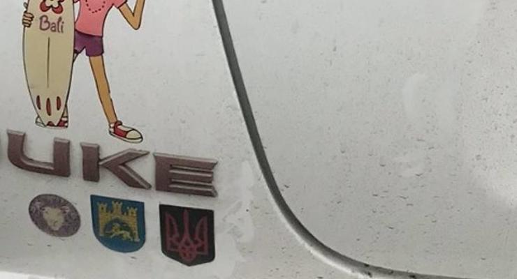 В Польше завели дело из-за наклейки с трезубцем на авто украинца