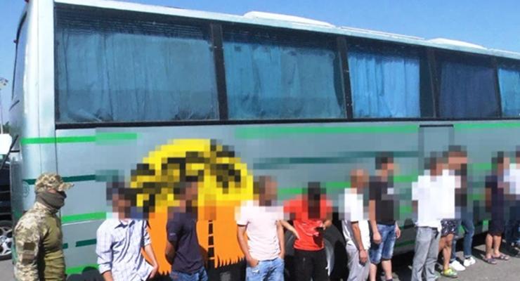 Во Львовской области задержали грузовик с нелегалами