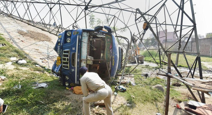 В Индии автобус упал в воду, погибли 25 человек
