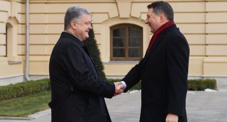 Порошенко вручил президенту Латвии высшую госнаграду Украины