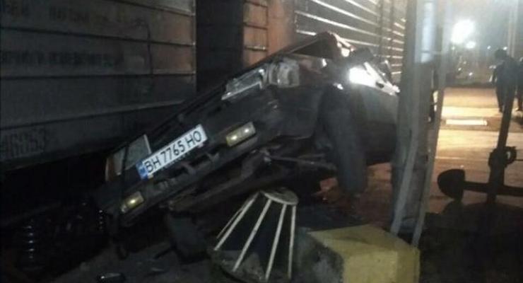 В порту Одесской области легковушка врезалась в грузовой поезд