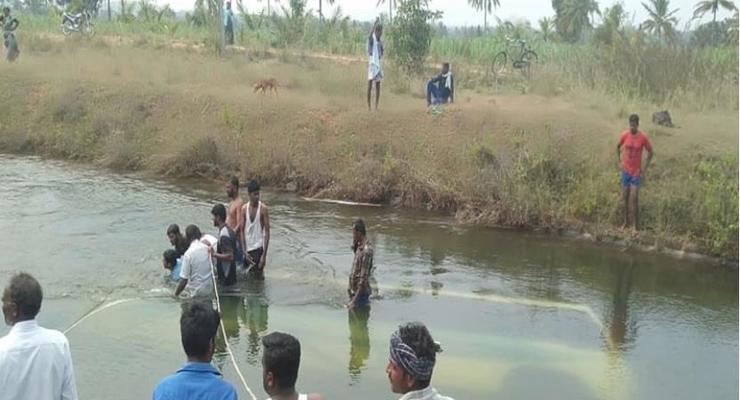 В Индии 30 человек утонули после падения автобуса в канал