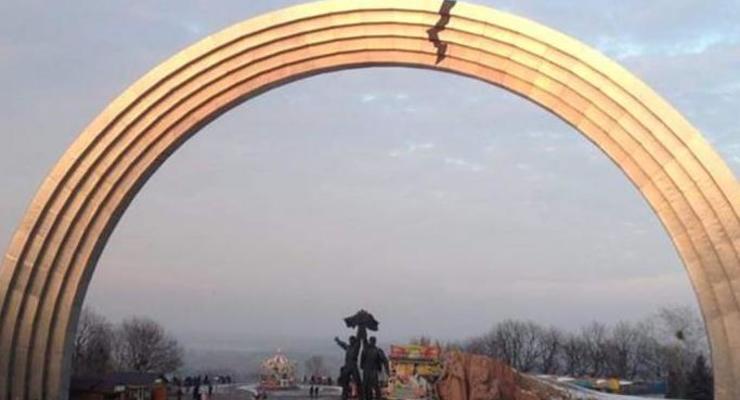 В Киеве активисты "раскололи" арку Дружбы народов
