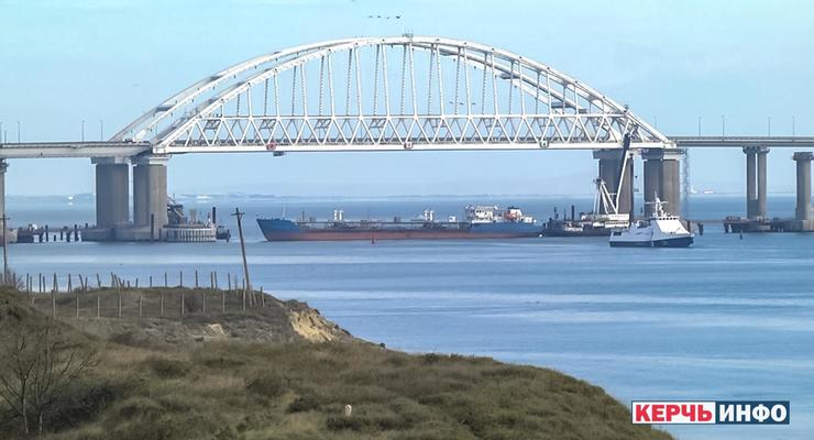 Керченский пролив для кораблей ВМС Украины перекрыл танкер