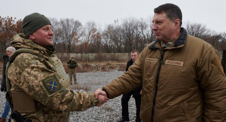 Президент Латвии посетил зону конфликта на Донбассе