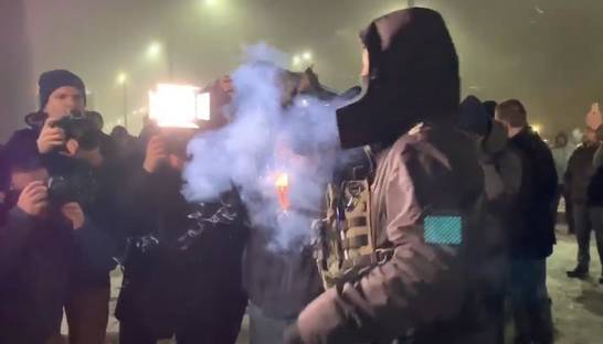 Под посольством РФ в Киеве зажгли файеры