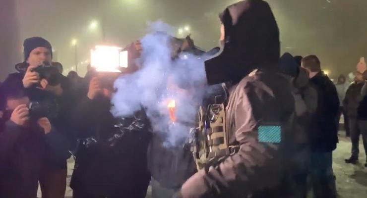 Под посольством РФ в Киеве зажгли файеры