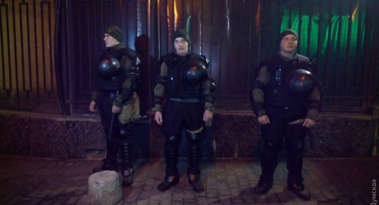 В Одессе под генконсульство РФ принесли "окровавленные" тельняшки