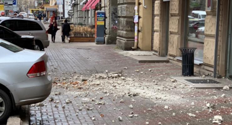 В Одессе кусок лепнины рухнул с дома: Разбиты авто