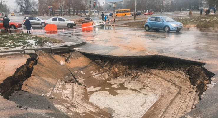 В Киеве на проезжей части провалился асфальт