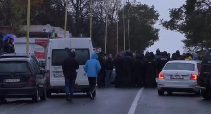 Полиция открыла дело на "евробляхеров", блокирующих КПП Ужгород