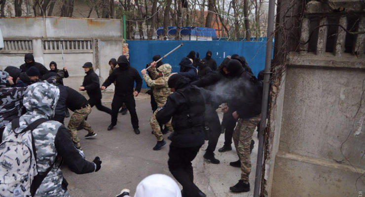 Массовая драка в Одессе: защитники стройки напали на активистов