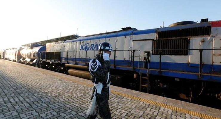 Из Южной Кореи в КНДР отправился первый поезд за десять лет