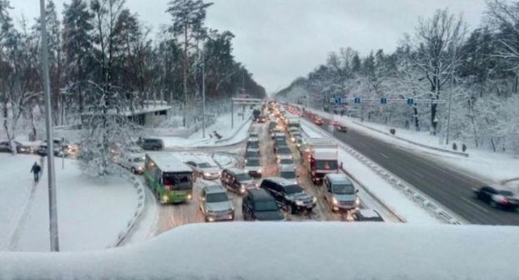 Снежного коллапса пока нет: Укравтодор расчищает автомагистрали