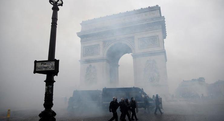 Во время протестов в Париже повредили Триумфальную арку