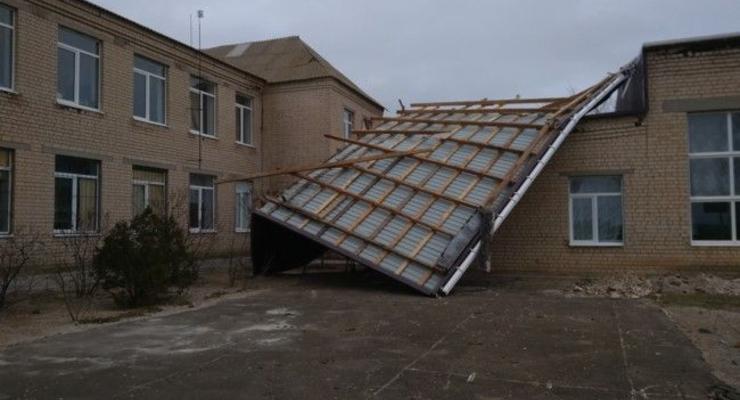 В Кирилловке ветер сорвал крышу школы, море затопило базу отдыха