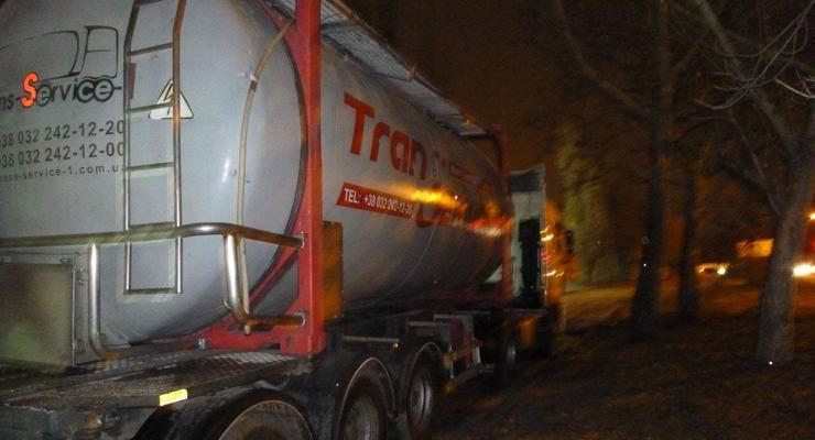 В Днепре иностранец слил сотни литров топлива из грузовика