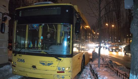 В центре Киева троллейбус выехал на тротуар