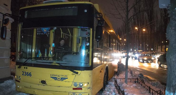 В центре Киева троллейбус выехал на тротуар