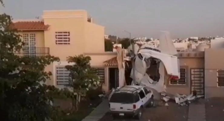 В Мексике самолет упал на жилой дом, есть погибшие