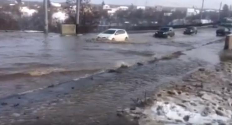 В Харькове прорвало водопровод: Машины "поплыли"