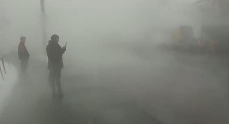 Прорыв трубы: проспект в Киеве затянуло туманом
